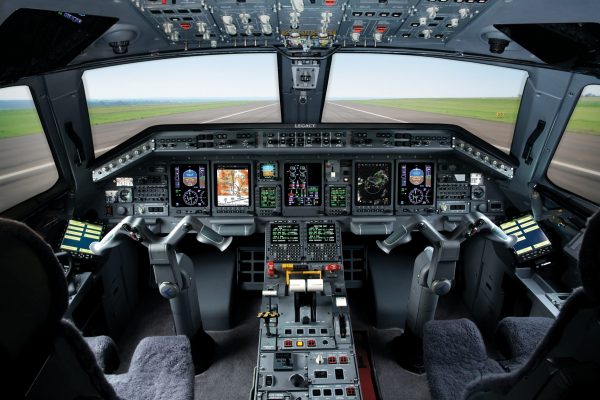 L650 FlightDeck-03